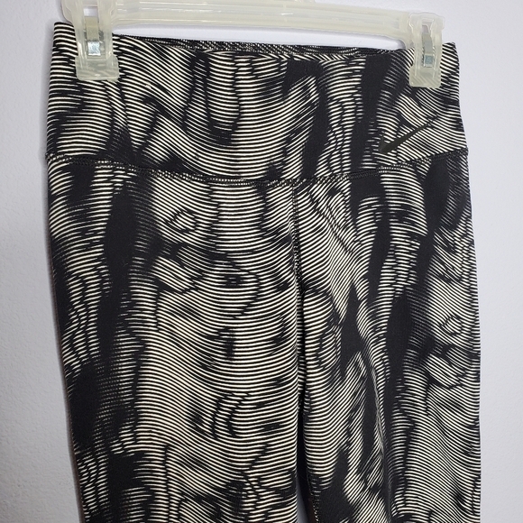 Nike Black Legendary Waves Printed Cropped Legging - Picture 4 of 11